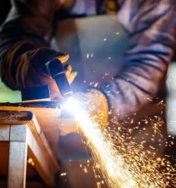 addetto ai lavori che svolge lavori di carpenteria leggera nelle province di Milano, Bergamo e Brescia