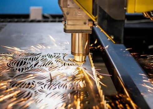 Macchina per il taglio laser e piegatura Brescia che fornisce lavorazioni di precisione per metalli e lamiere.