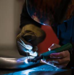 Persona che si occupa della saldatura. Lavorazione metalli a Bergamo